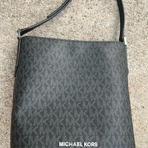 Michael Kors Kimberly SM Bucket Messenger Signature Leather Bag